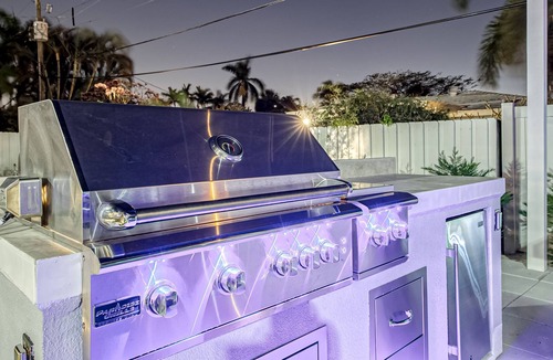 South Corals House | Contemporary gem near the beach with private heated pool & putting green