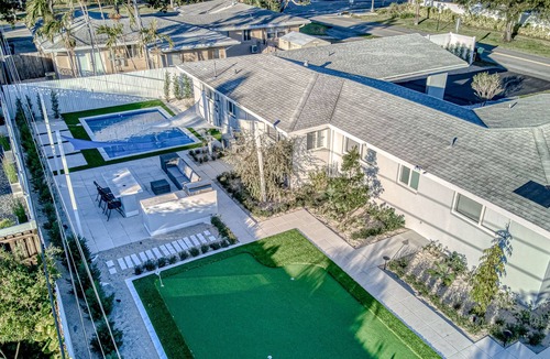 South Corals House | Contemporary gem near the beach with private heated pool & putting green