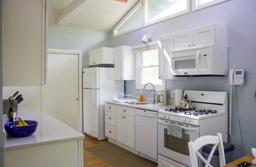Tisbury House | Contemporary Pet-Friendly Year-round Retreat. In the Woods, Walk to Town.