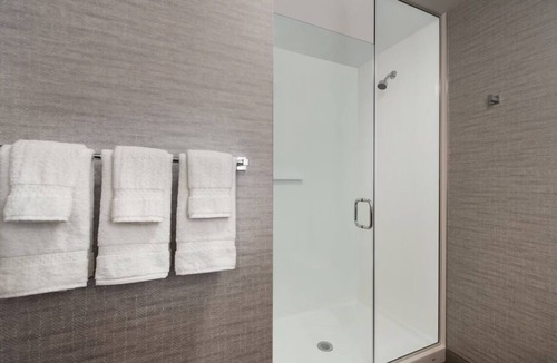 Waltham Hotel | Contemporary Room | Free Breakfast, Parking & Gym Access