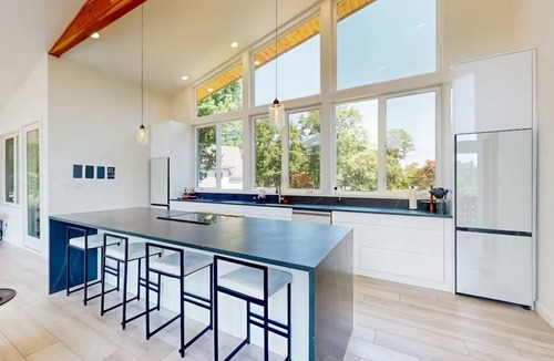 Edwardsville House | Contemporary Vacay in a Countryside location-River,Beach,Creek,Pond EV Charger