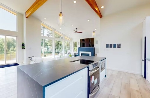 Edwardsville House | Contemporary Vacay in a Countryside location-River,Beach,Creek,Pond EV Charger
