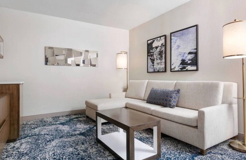 Northeast Virginia Beach Hotel | Convenient Countryside Stay! 2 Comfortable Units, Onsite Pool