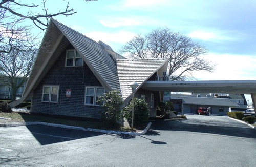 Main Street Hyannis House | Convenient Location! Indoor Pool, FREE Parking! Close to Bay View and Veteran’s