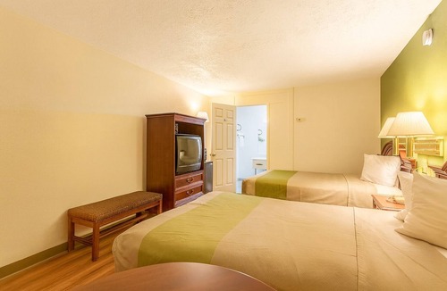 Edgewood Hotel | Convenient Room for Travelers w/Pet-Friendly Accommodations