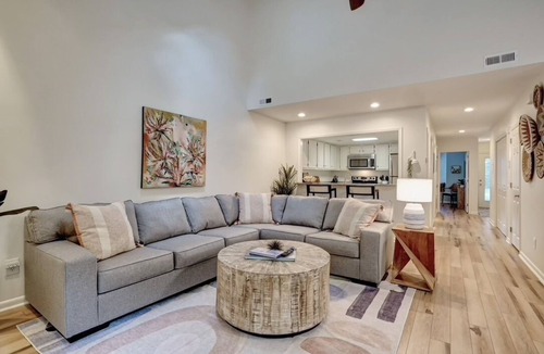 Wilmington House | Convenient to Beach, restaurants, shopping and much more!