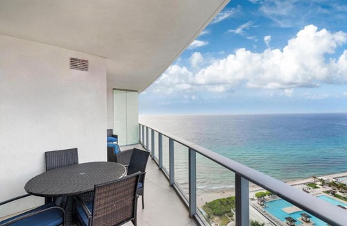 Hollywood South Central Beach House | Cosy 1 Bedroom Breathtaking Ocean Views at LYFE Resort
