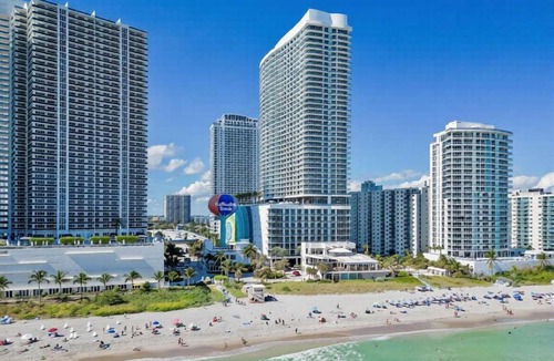 Hollywood South Central Beach House | Cosy 1 Bedroom Breathtaking Ocean Views at LYFE Resort