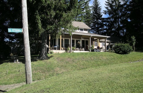 Ellicottville Villa | Cosy Pet Friendly Village Home. Sidewalk access to pubs/shops. 5 min to Slopes