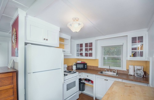 Bozman Cottage | Cottage 1A-Charming 1-bedroom cottage on the water, minutes from St Michaels MD