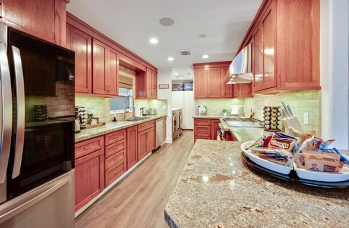 Huntington Beach House | Cottage on 14th - 7 Blocks To Beach, XBOX, Bikes, Pets