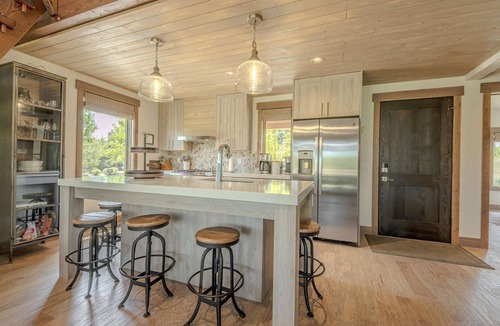 Eureka House | Cottage on the 10th Tee – Beautiful Stay for 7 w/Hot Tub & Fire Pit