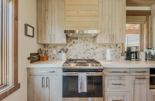 Eureka House | Cottage on the 10th Tee – Beautiful Stay for 7 w/Hot Tub & Fire Pit