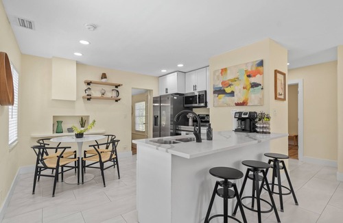 Central Fort Lauderdale House | Cottage w Peacocks Managed by BNR Vacation Rentals