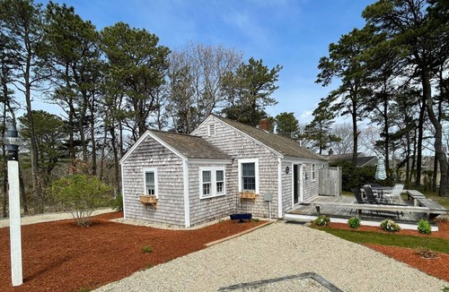 Hyannis Port Cottage | Cottage with private beach in Hyannis Port
