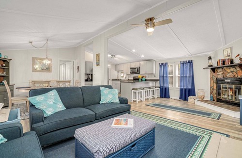 Birdsnest House | Counting Corks | Waterfront Pet Friendly Cottage w/Dock for Crabbing, Firepit & Near Cape Charles