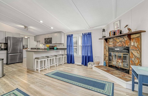 Birdsnest House | Counting Corks | Waterfront Pet Friendly Cottage w/Dock for Crabbing, Firepit & Near Cape Charles