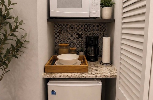 Golden Glades Apartment | Cozy 1-bedroom studio in welcoming North Miami Beach with AC