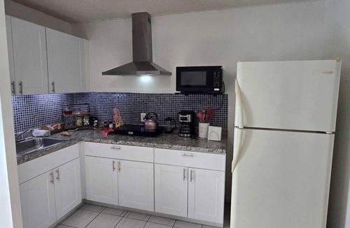 Coral Way Apartment | Cozy 1-bedroom apartment in pleasant Miami with AC