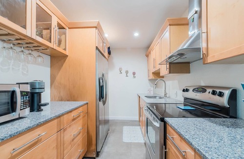 North Beach Condo | Cozy 1-bedroom condo in cool Miami with AC & wife