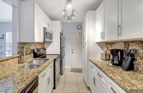 Hollywood South Central Beach Condo | Cozy 1-bedroom condo steps to the beach in beautiful, vibrant Hollywood Beach