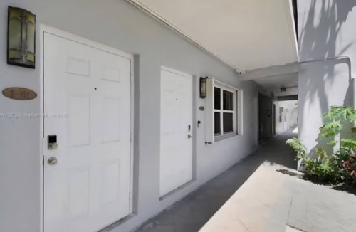 Hollywood South Central Beach Condo | Cozy 1-bedroom condo steps to the beach in beautiful, vibrant Hollywood Beach