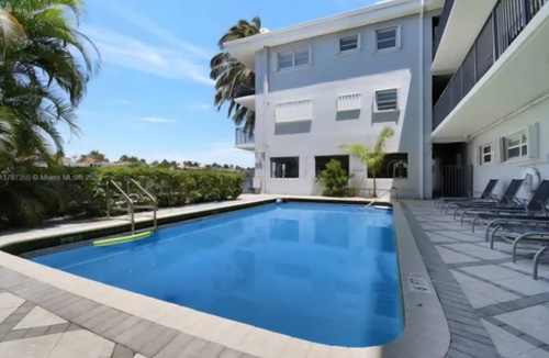 Hollywood South Central Beach Condo | Cozy 1-bedroom condo steps to the beach in beautiful, vibrant Hollywood Beach