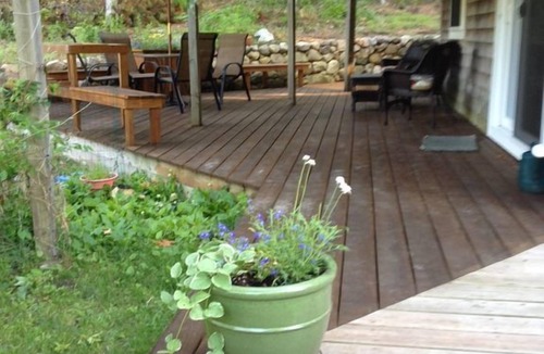 Tisbury Apartment | Cozy 1 bedroom, Hot Tub & Deck, .75 mile to town beach