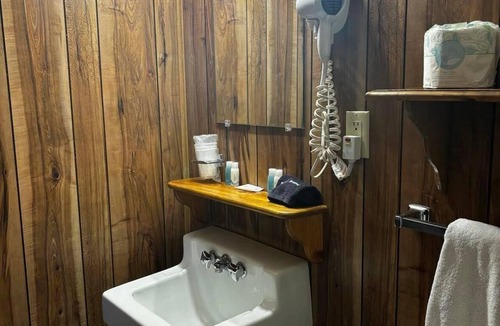 Hamilton Hotel | Cozy 1-bedroom hotel room in superb Hamilton - #311 Gilbreth
