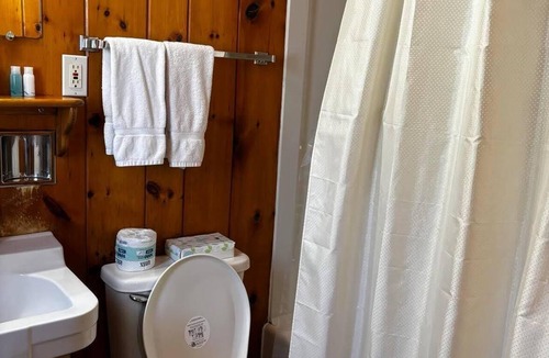 Hamilton Hotel | Cozy 1-bedroom hotel room in welcoming Hamilton - #322 Shenandoah