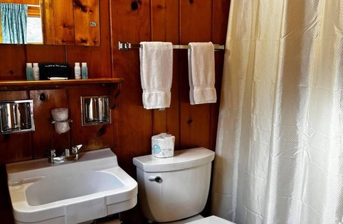 Hamilton Hotel | Cozy 1-bedroom hotel room in superb Hamilton - #328 Susquehanna