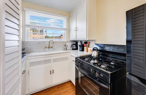 Melrose Apartment | Cozy 1-Bedroom Retreat LA