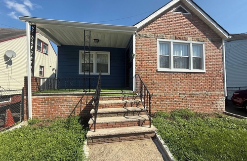 Lower Vailsburg House | Cozy 1-Bedroom Retreat, Long-Stay Friendly
