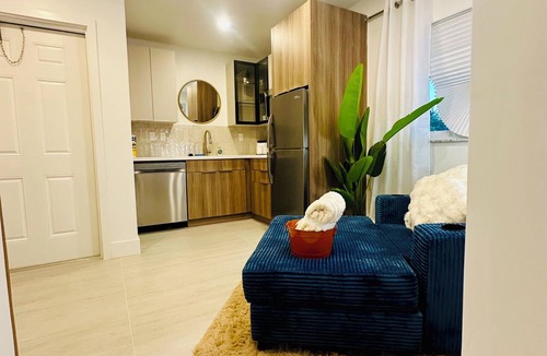 Poinsettia Heights Apartment | Cozy 1-bedroom apartment in adorable Fort Lauderdale with AC