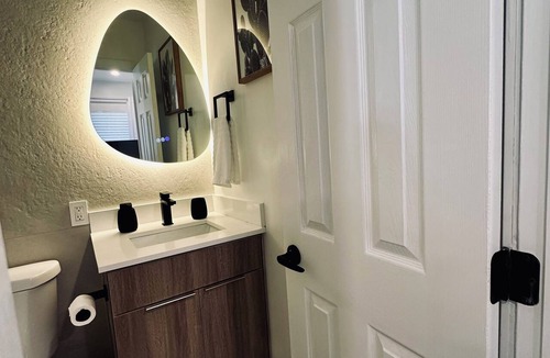Poinsettia Heights Apartment | Cozy 1-bedroom apartment in adorable Fort Lauderdale with AC