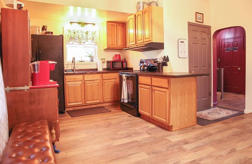 Mercer House | Cozy 1850s Home by Brewery, Waterfall, & Shopping Outlets, NEW