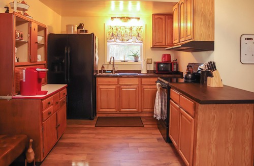 Mercer House | Cozy 1850s Home by Brewery, Waterfall, & Shopping Outlets, NEW