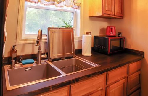 Mercer House | Cozy 1850s Home by Brewery, Waterfall, & Shopping Outlets, NEW