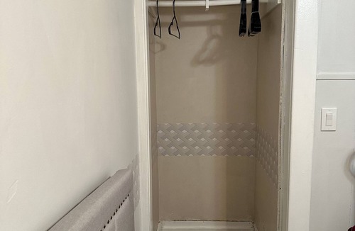 Albany House | Cozy 1BR-1BA apartment in 1920’s multi-unit home in the Delaware neighborhood