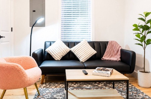 Corn Hill Apartment | Cozy 1BR with equipped kitchen, dining table, TV, Wi-Fi, near High Falls