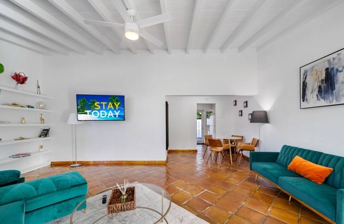 Victoria Park Villa | Cozy 1brd apt. w/ Private Backyard, BBQ. Free parking!