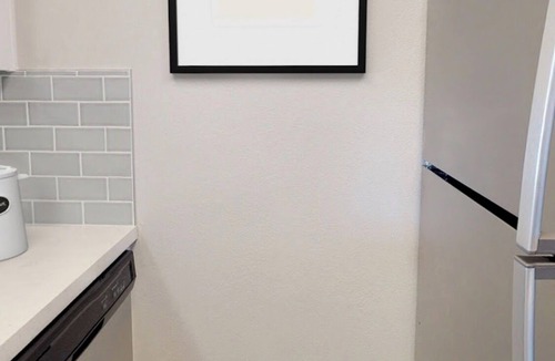 Sherman Oaks Apartment | Cozy 2-bd apt in charming Los Angeles with AC, gym, pool, tennis ! text !