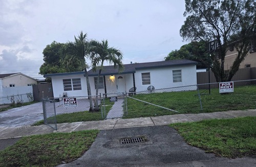 Miami Gardens House | Cozy 2-bed 1 bath 7m. from Hard Rock stadium, 15m. from MIA.& Fort L. airport.
