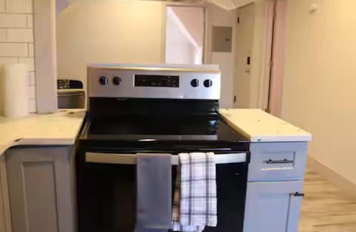 Forest Hill Apartment | Cozy 2-bedroom apartment in brilliant Newark with AC