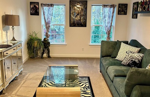 Chesapeake Condo | Cozy 2-bedroom condo in wonderful Chesapeake with fitness room, WiFi