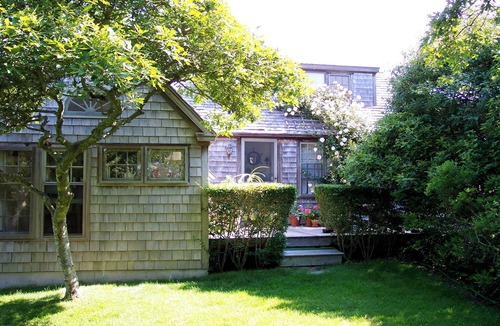 Quidnet Cottage | Cozy 2-bedroom cottage in Quidnet area, close to golf course and ocean.