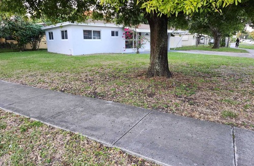 Pompano Beach House | Cozy 2-bedroom house in charming Pompano Beach with AC