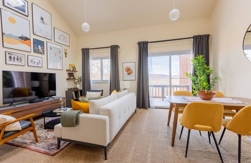 Vernon Condo | Cozy 2BR condo w/valley views