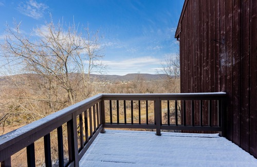 Vernon Condo | Cozy 2BR condo w/valley views