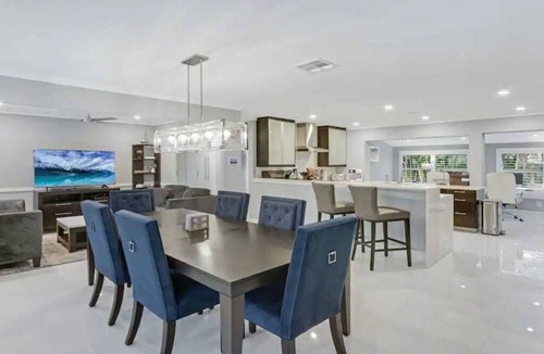 Wilton Manors House | Cozy 2BR Home-Wilton Manors-Heated Pool-KING Bed
